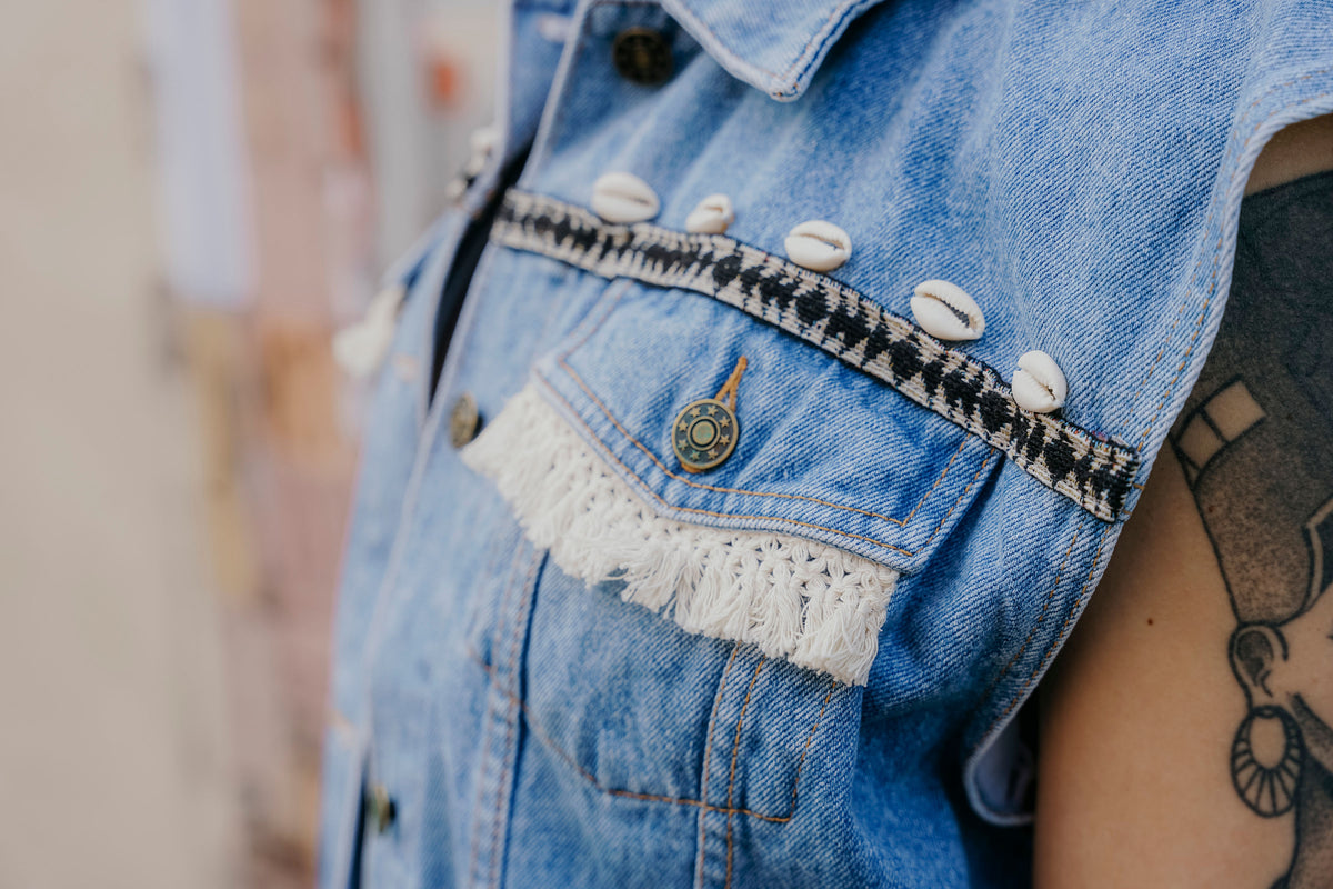 Details auf Upcycling Jeansweste im Meerjungfrau Bohostyle