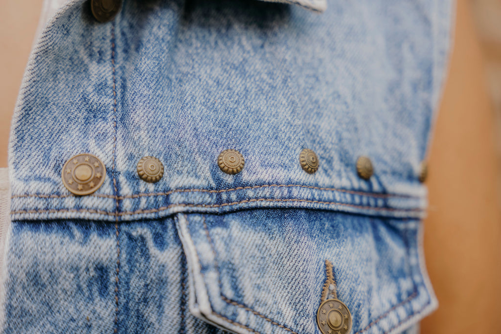 Antike Nieten an Boho Jeansweste