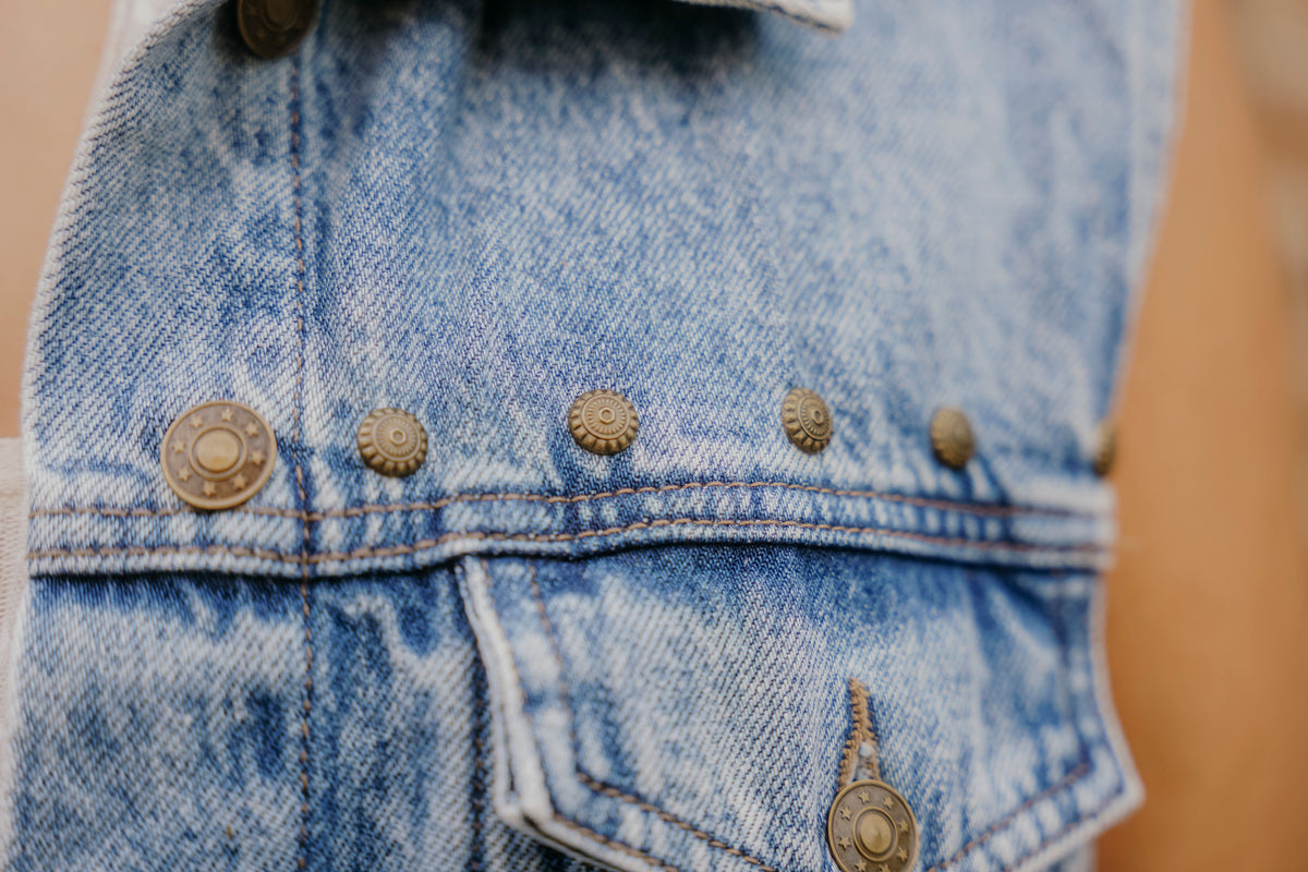 Antike Nieten an Boho Jeansweste
