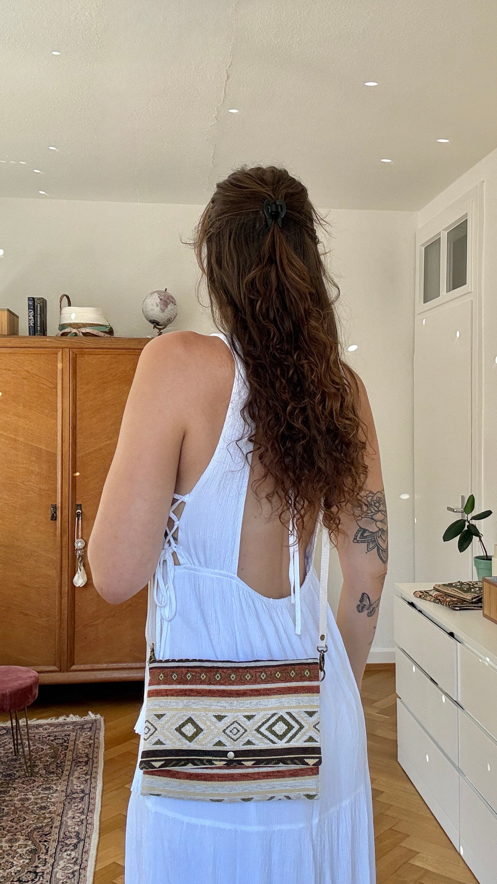 Bild von Mädchen im weißen Kleid mit Boho Umhängetasche