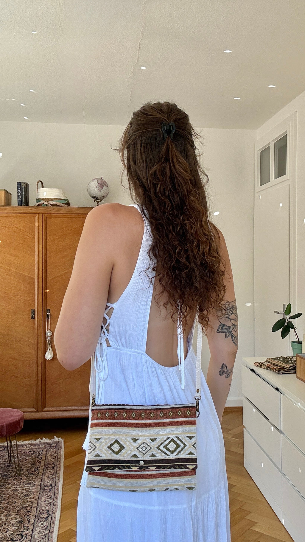 Bild von Mädchen im weißen Kleid mit Boho Umhängetasche