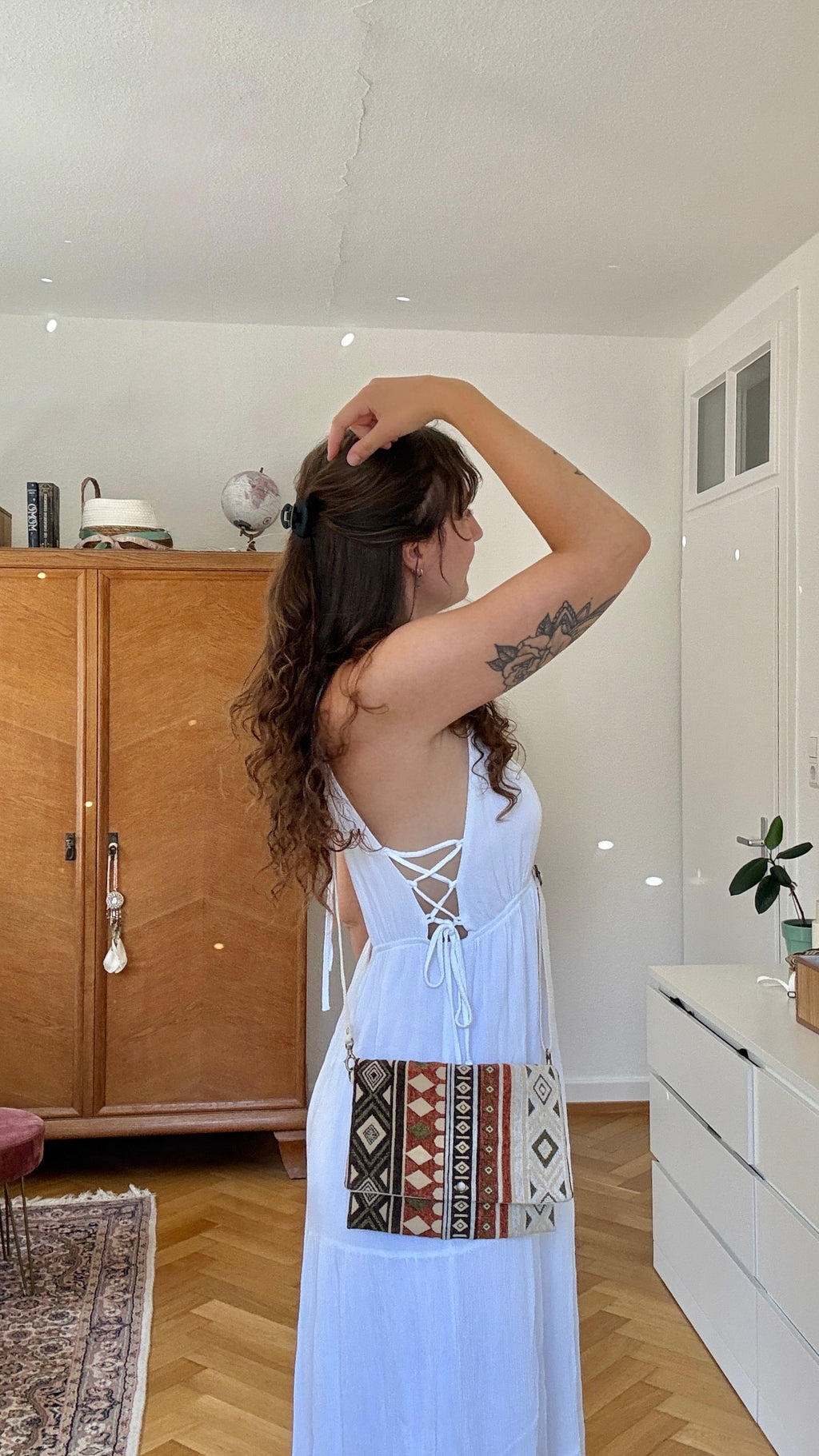Bild von Mädchen im weißen Kleid mit Boho Umhängetasche