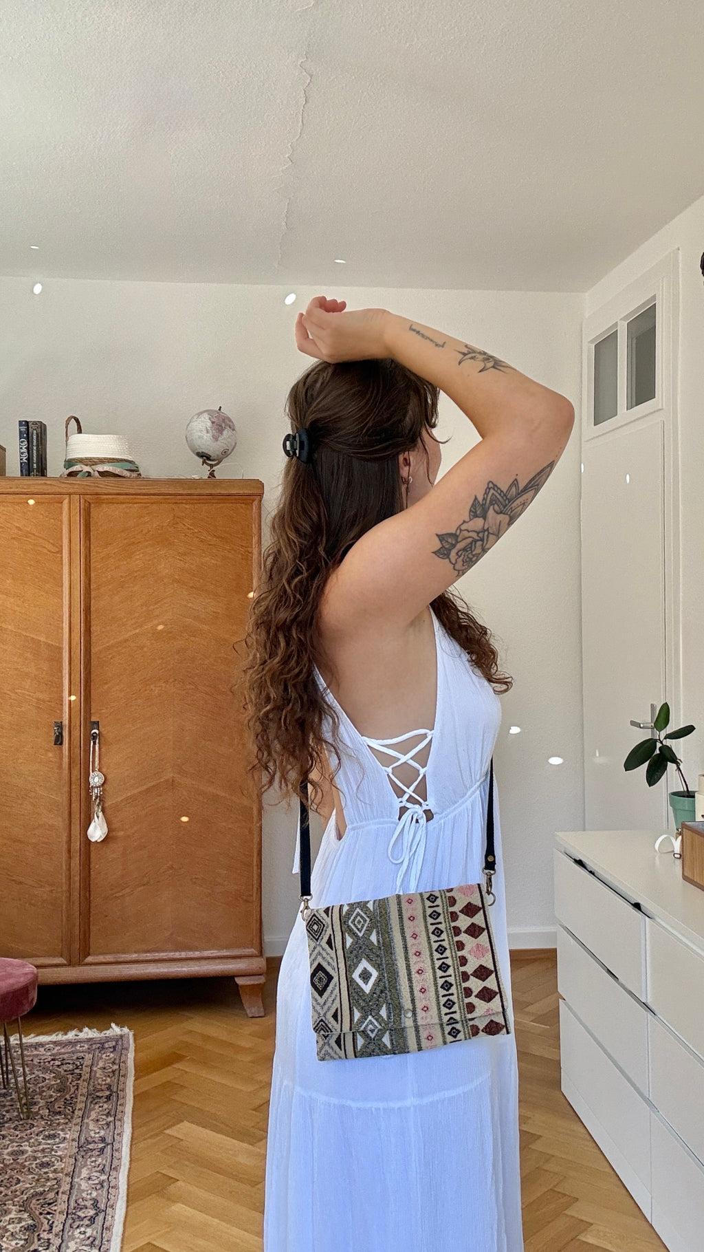 Bild von Mädchen im weißen Kleid mit Boho Umhängetasche