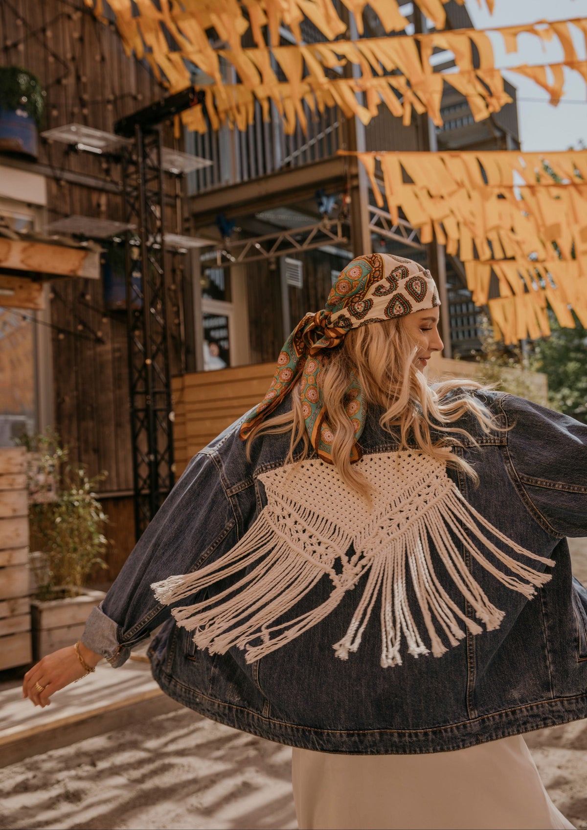 Upcycling Jeansjacke mit Makrameebesatz