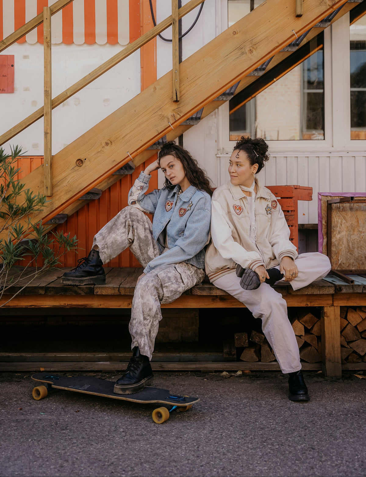 Urban Hippies mit handgemachten Unikaten Jacken und Skaterstyle