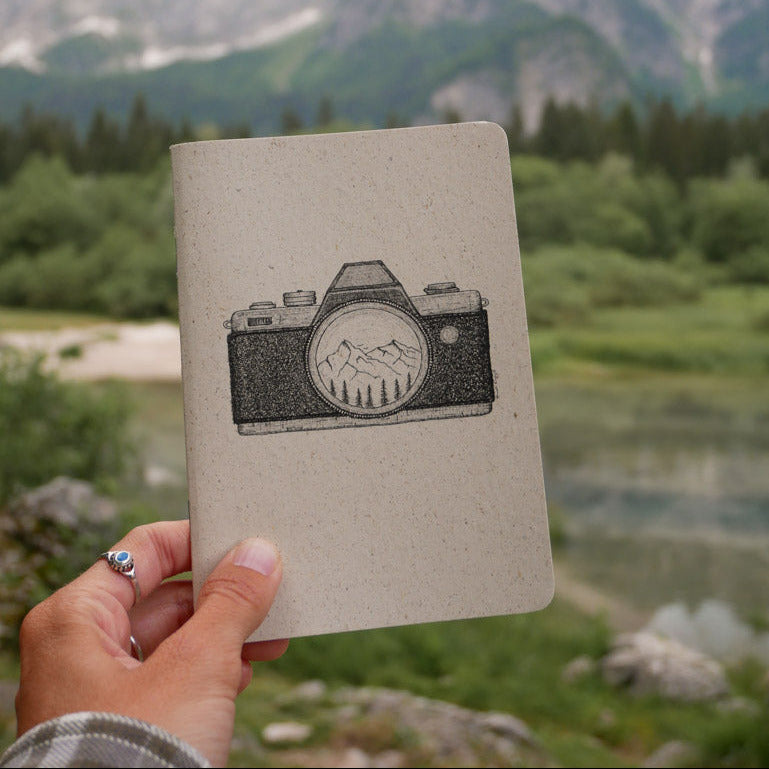 ausgefallenes-reisetagebuch-aus-graspaier-mit-kamera-und-bergen
