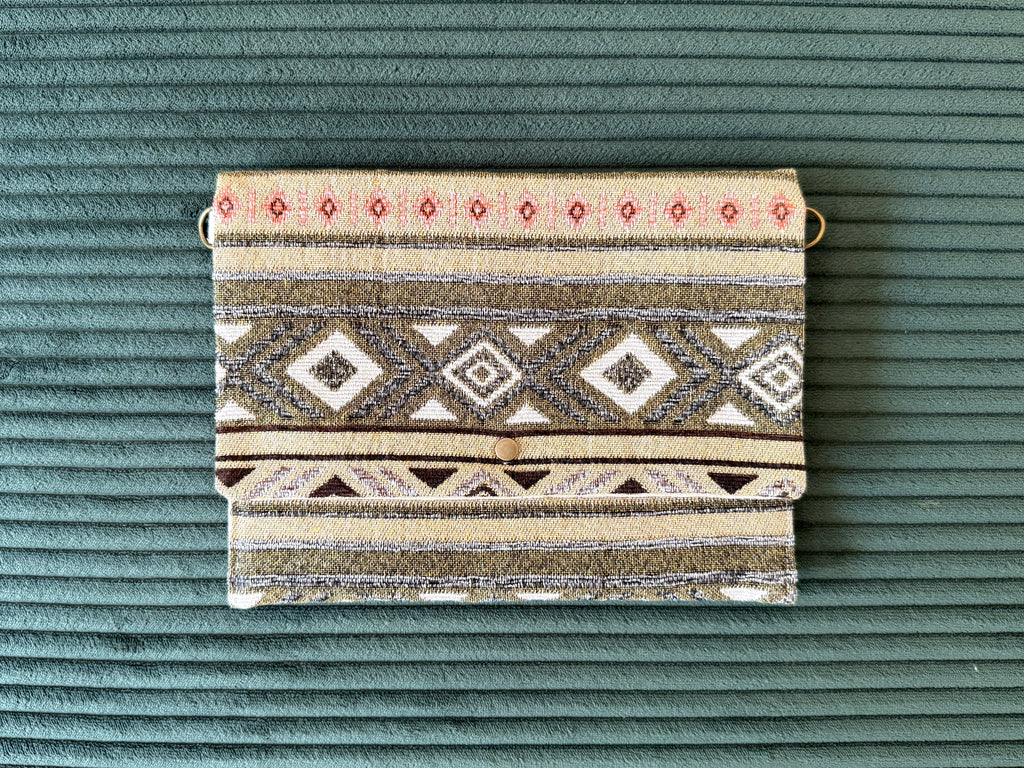 Vorderseite einer kleinen Tasche mit Boho-Muster