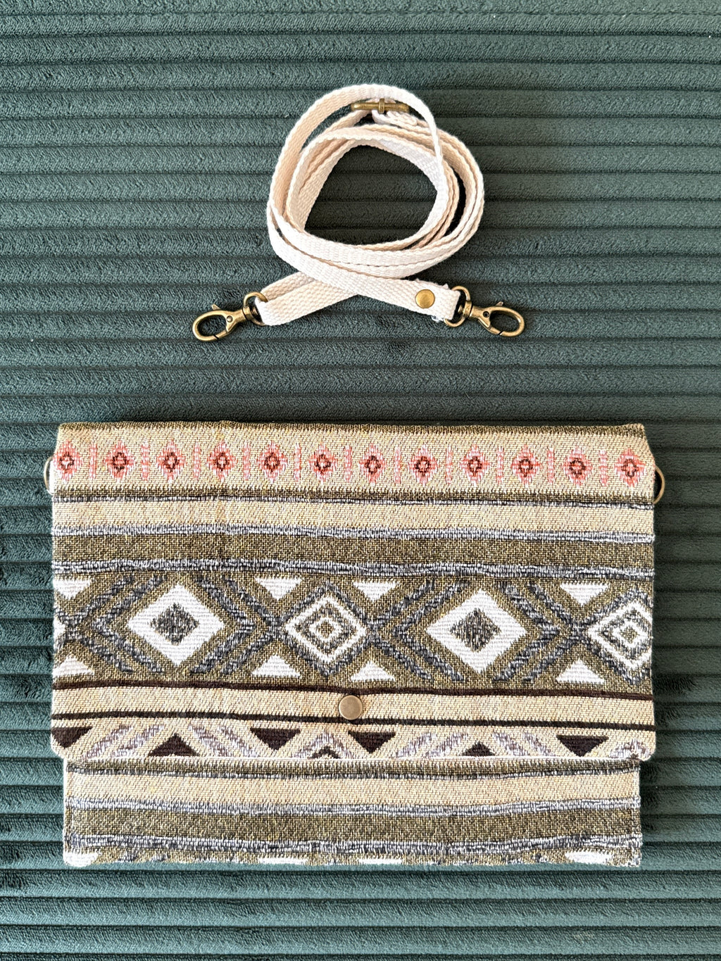Boho Clutch mit Druckknopf und abnehmbaren Trageriemen in beige