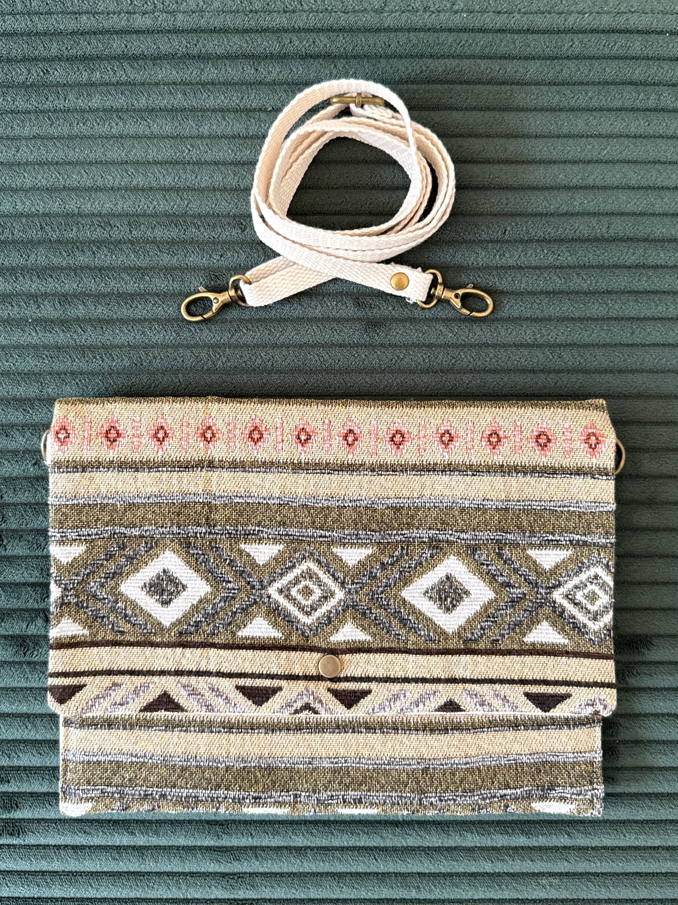 Boho Clutch mit Druckknopf und abnehmbaren Trageriemen in beige