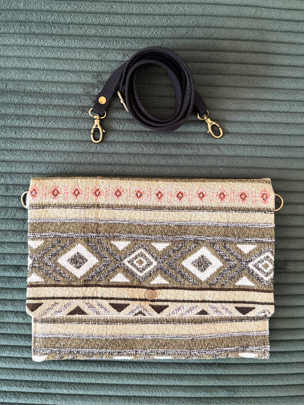 Boho Clutch mit Druckknopf und abnehmbaren Trageriemen in schwarz