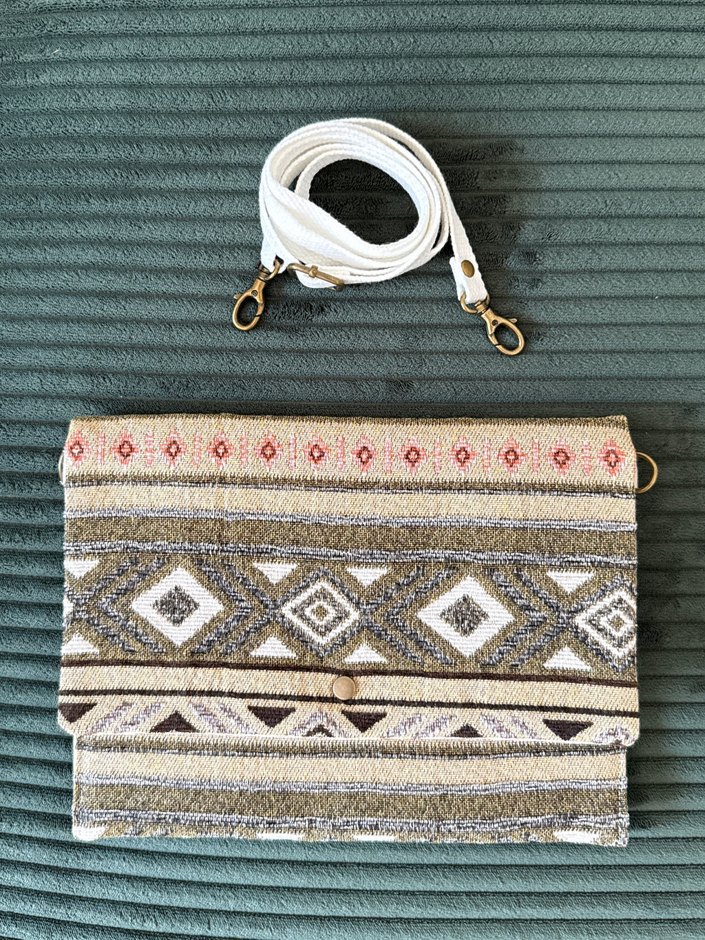 Boho Clutch mit Druckknopf und abnehmbaren Trageriemen in weiß
