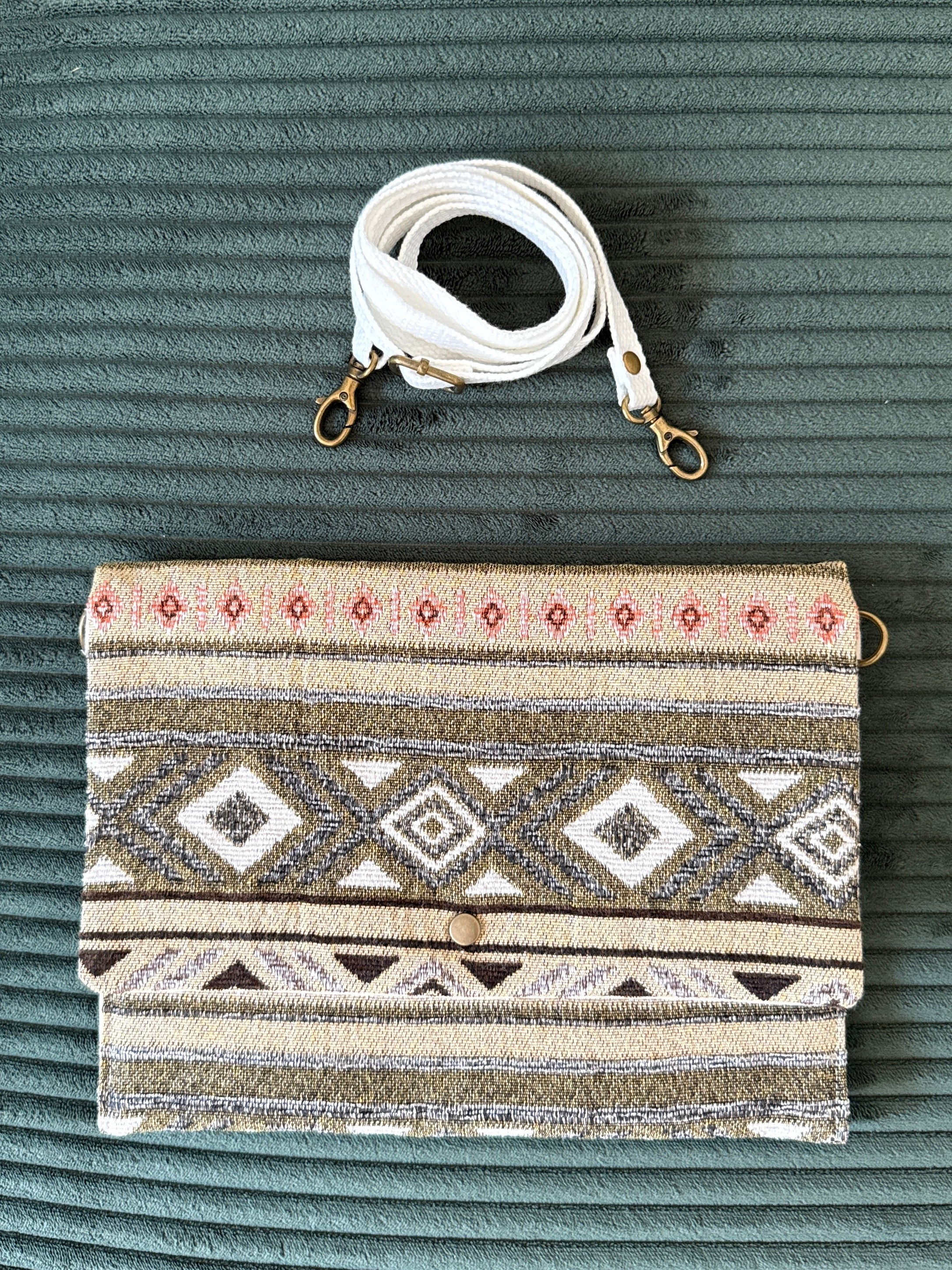 Boho Clutch mit Druckknopf und abnehmbaren Trageriemen in weiß
