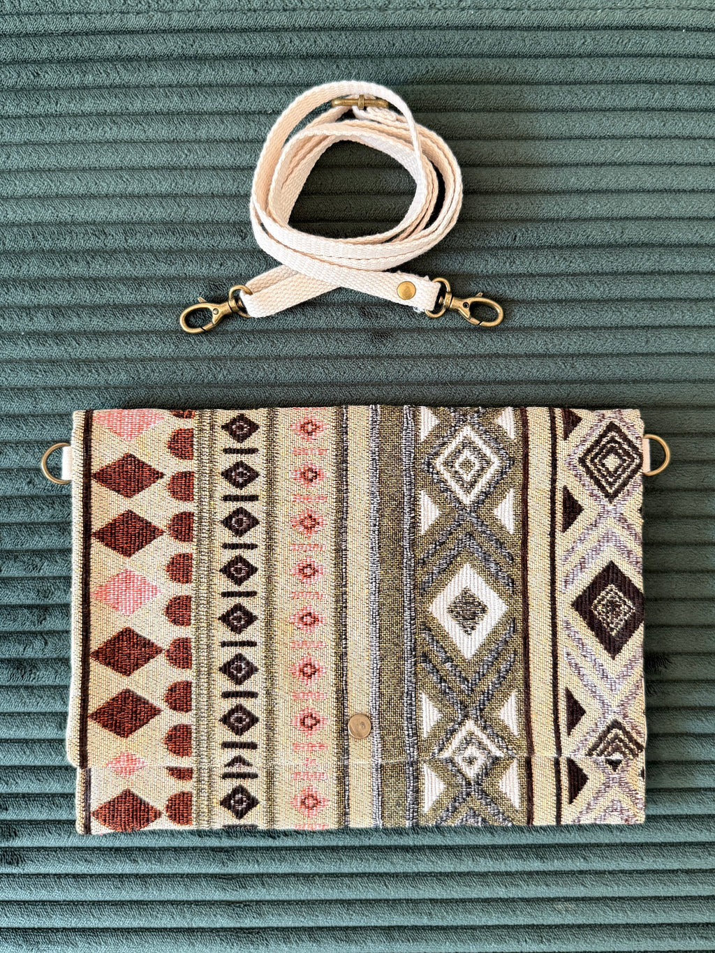 Boho Clutch mit Druckknopf und abnehmbaren Trageriemen in beige