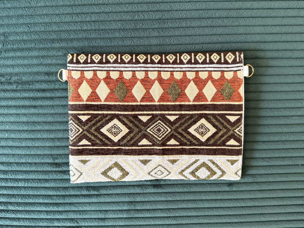 Rückseite einer Hippie Clutch mit Druckknopf