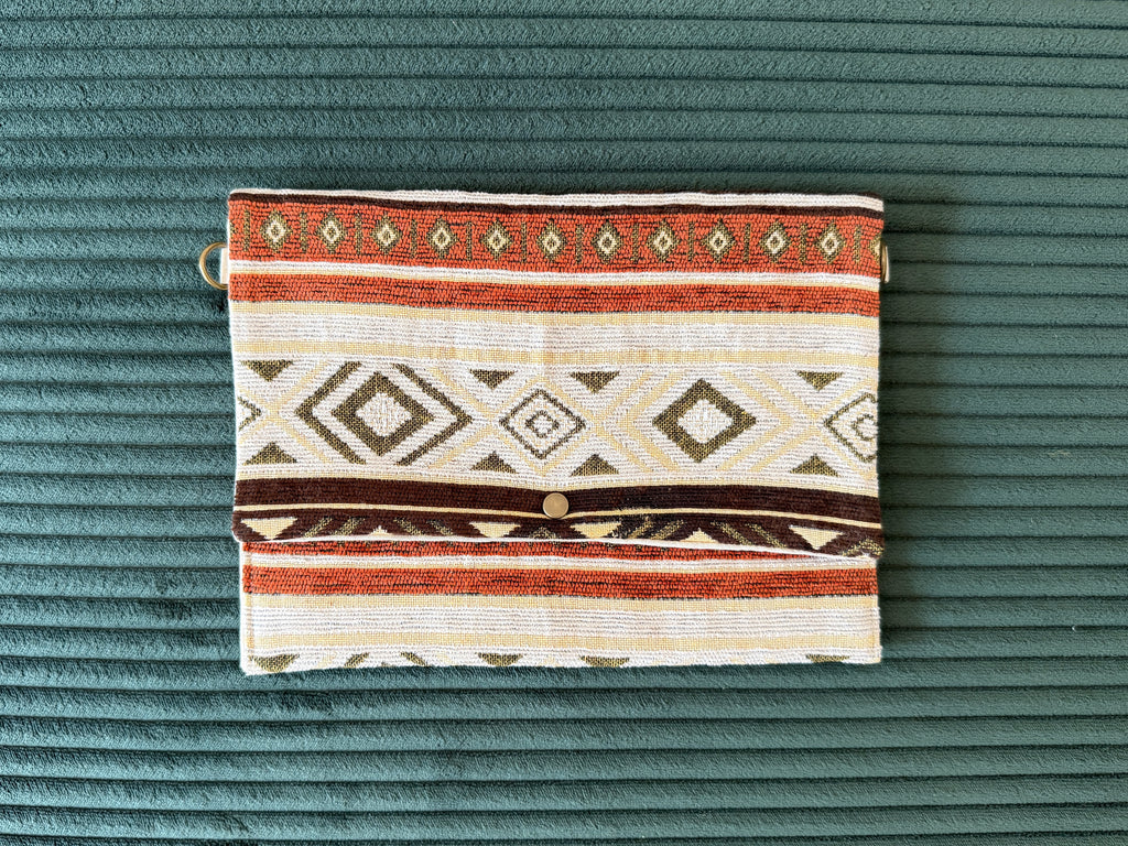 Vorderseite einer Hippie Clutch mit Druckknopf