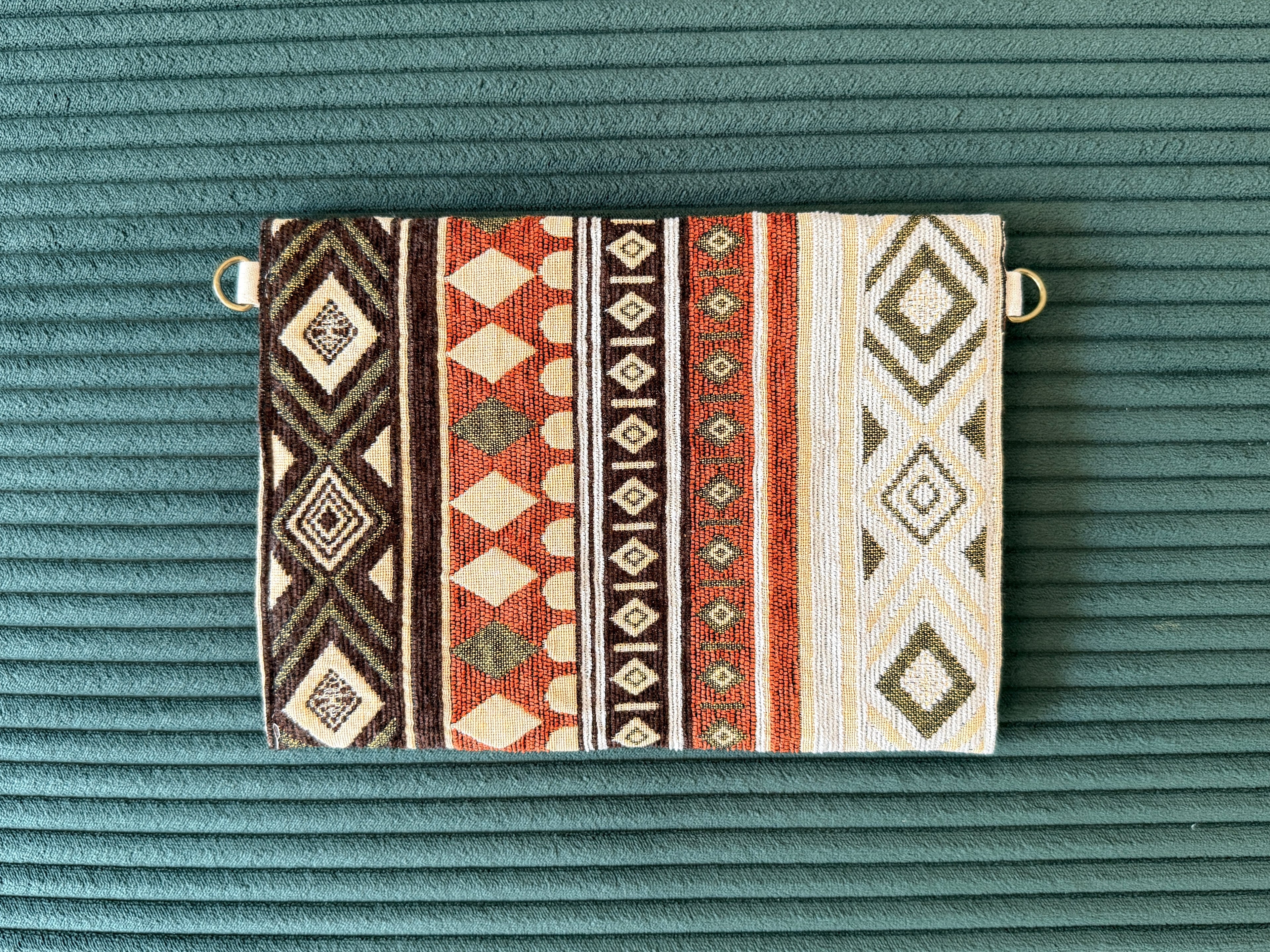 Rückseite einer Hippie Clutch mit Druckknopf