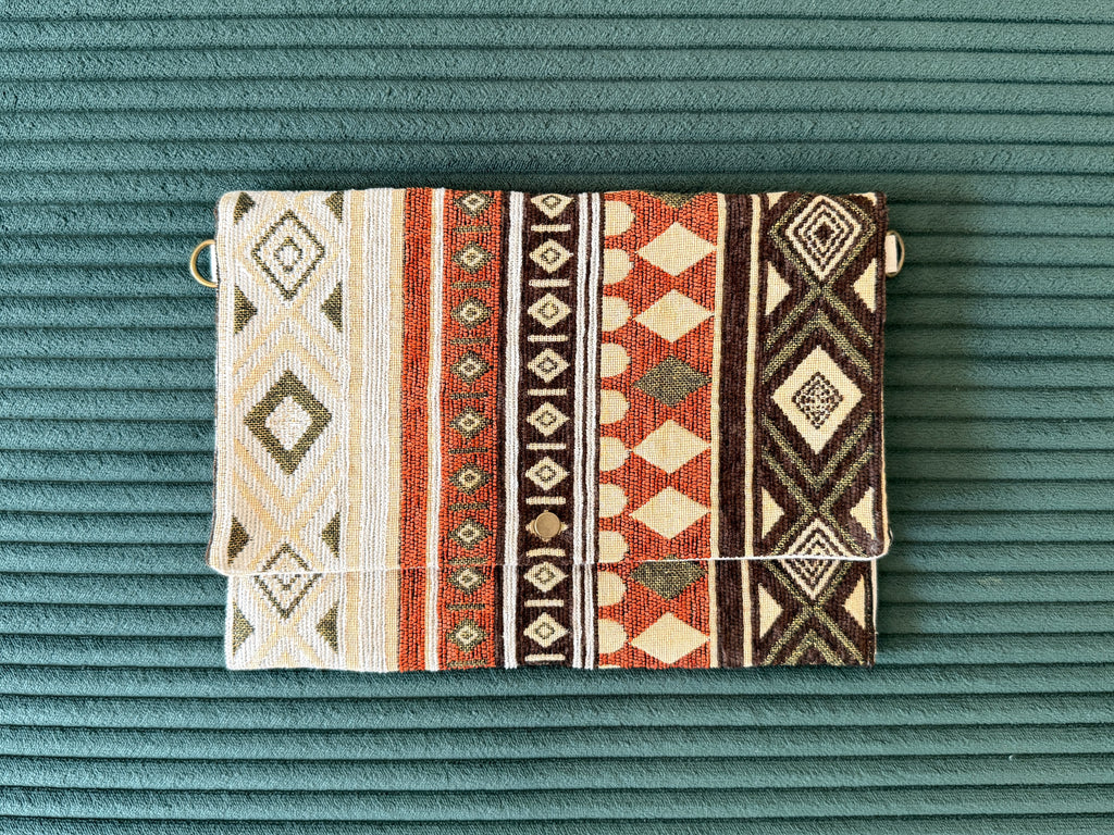 Vorderseite einer Hippie Clutch mit Druckknopf