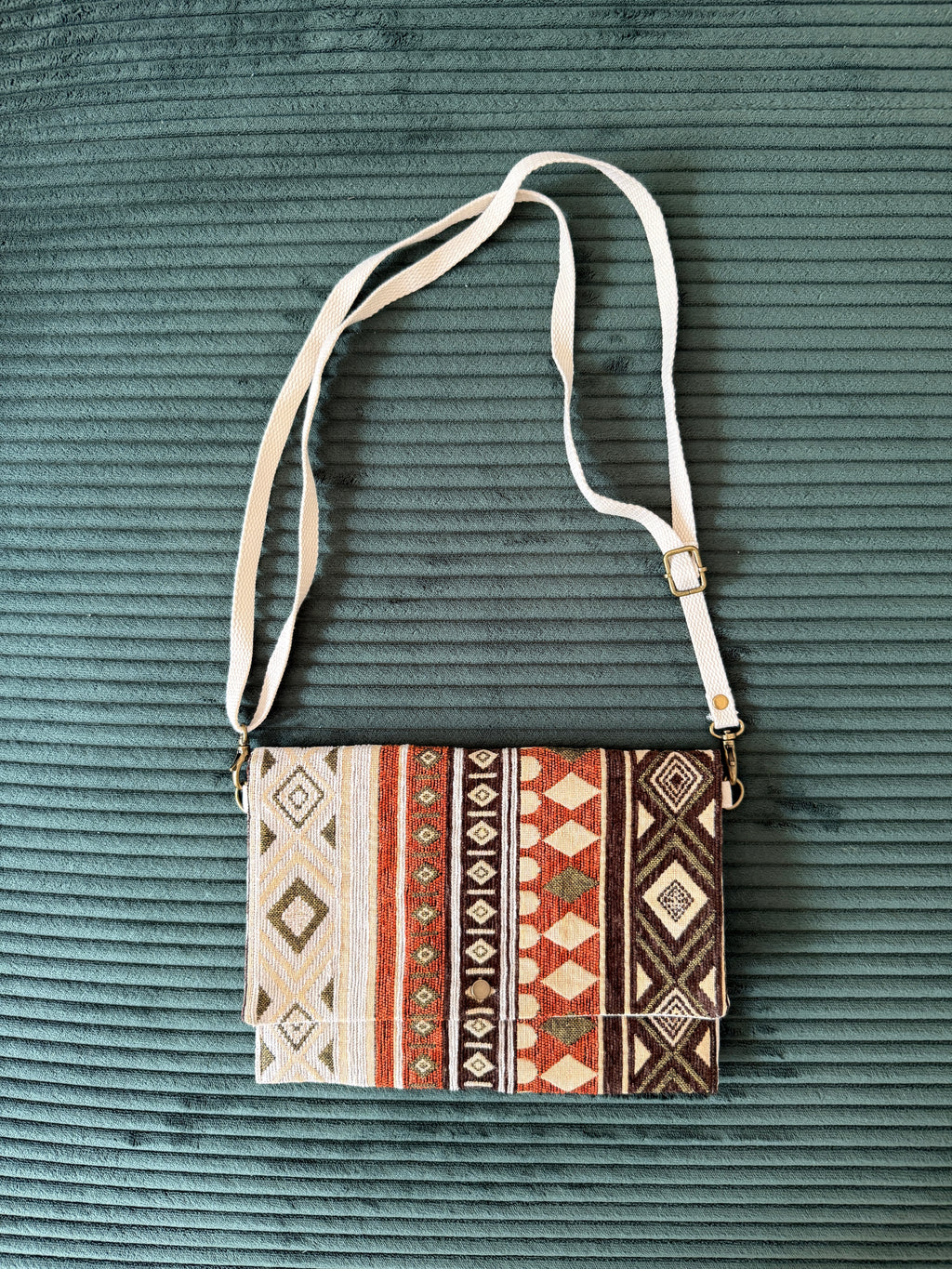 Hippietasche mit Druckknopf und verstellbarem Trageriemen