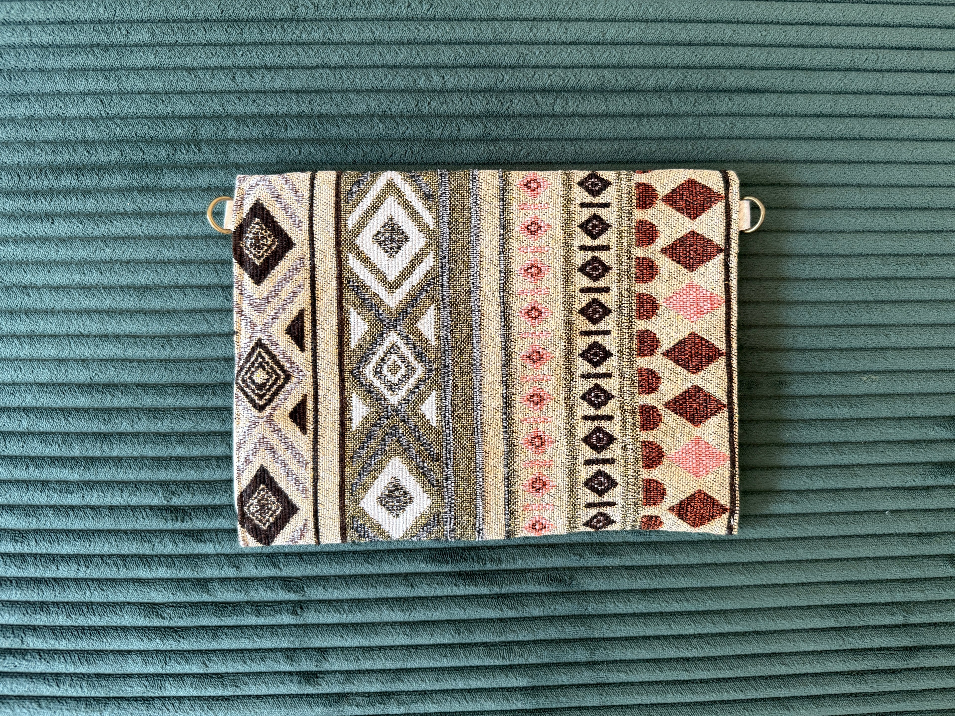 Rückseite einer kleinen Tasche mit Boho-Muster