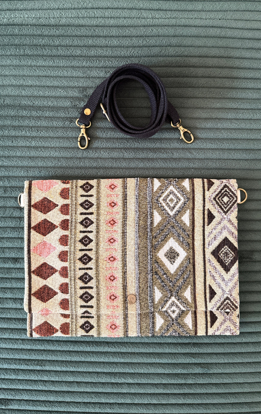 Boho Clutch mit Druckknopf und abnehmbaren Trageriemen in schwarz