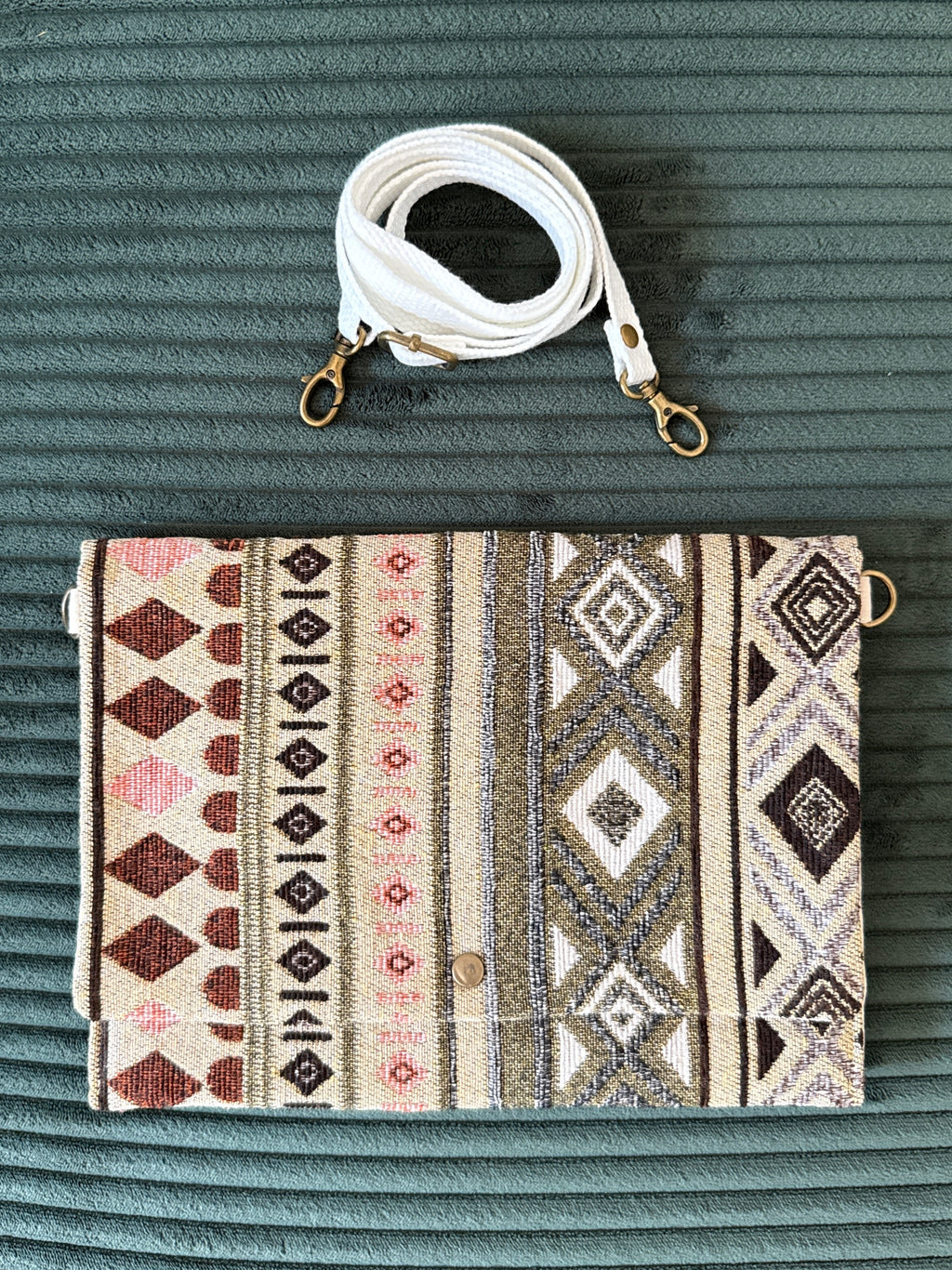 Boho Clutch mit Druckknopf und abnehmbaren Trageriemen in weiß