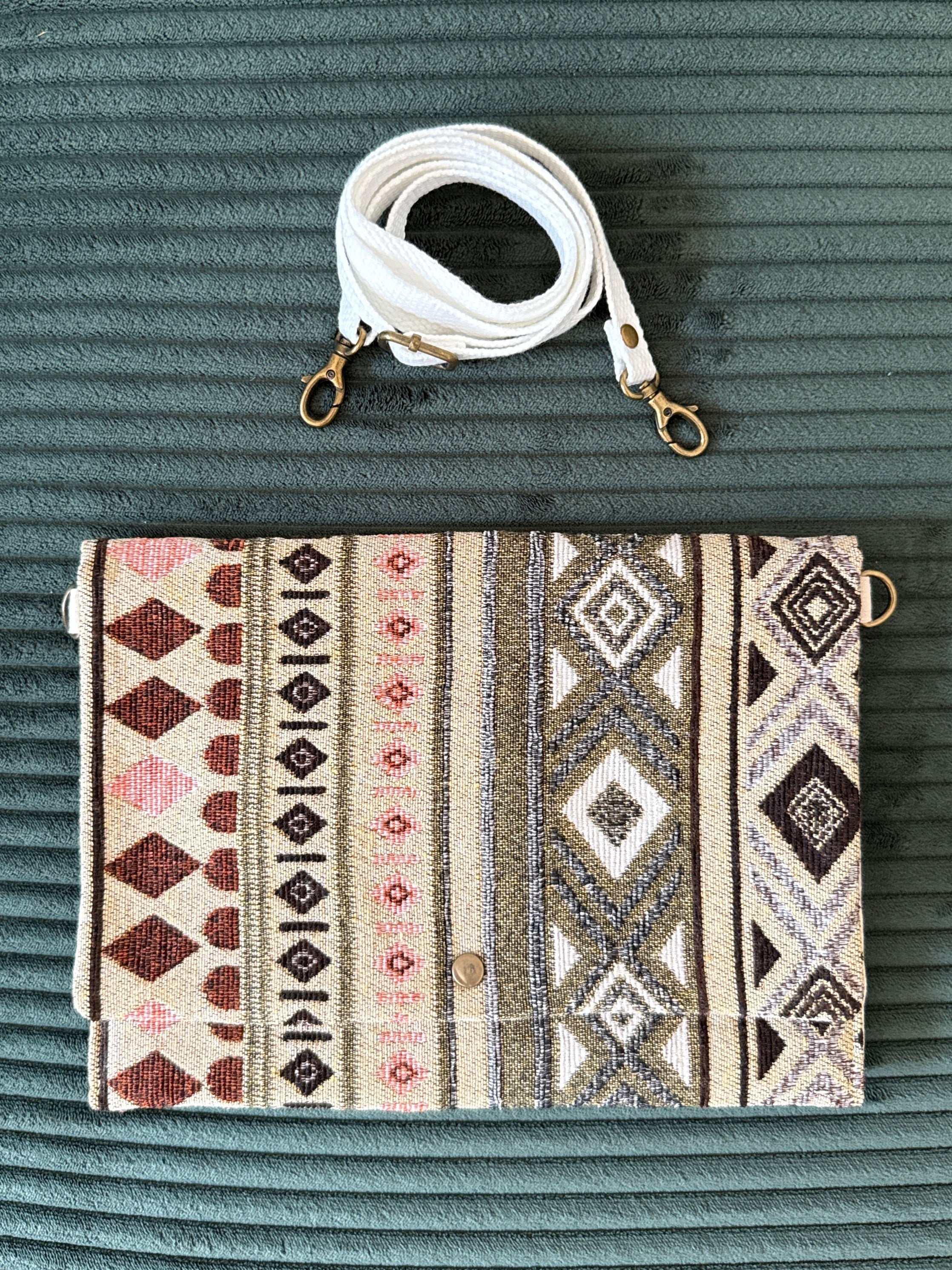 Boho Clutch mit Druckknopf und abnehmbaren Trageriemen in weiß